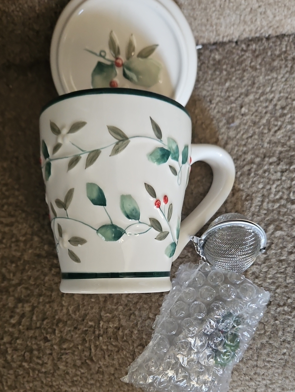 Pfaltzgraff Ceramic Leaf & Berry Tea Mug with Lid and Infuser - Green